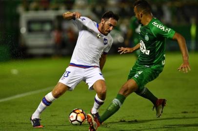 Matias Zunino (L) of Uruguays Nacional vies for the ball with Fabricio Bruno (R) of Brazils Chapecoense during their Copa Libertadores 2018 football match held at Arena Conda stadium, in Chapeco, Brazil, on January 31, 2018. / AFP PHOTO / NELSON ALMEIDA