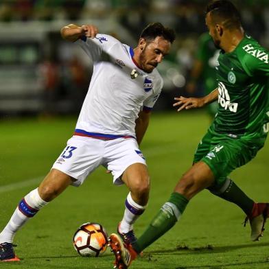 Matias Zunino (L) of Uruguays Nacional vies for the ball with Fabricio Bruno (R) of Brazils Chapecoense during their Copa Libertadores 2018 football match held at Arena Conda stadium, in Chapeco, Brazil, on January 31, 2018. / AFP PHOTO / NELSON ALMEIDA