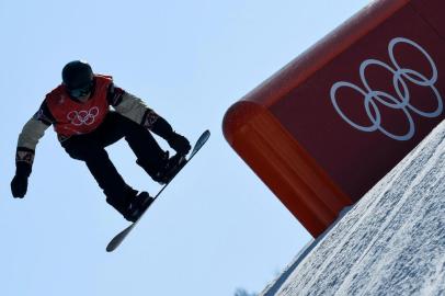  An athlete takes part in a snowboard slopestyle training session on February 8, 2018 at the Phoenix Park, on the eve of the opening ceremony of the Pyeongchang 2018 Winter Olympic Games. / AFP PHOTO / Kirill KUDRYAVTSEVEditoria: SPOLocal: PyeongchangIndexador: KIRILL KUDRYAVTSEVSecao: sports eventFonte: AFPFotógrafo: STF