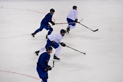  Members of Slovakias mens ice hockey team practice at the Kwandong Hockey Centre ahead of the Pyeongchang 2018 Winter Olympic Games in Gangneung on February 8, 2018. / AFP PHOTO / Brendan SmialowskiEditoria: SPOLocal: GangneungIndexador: BRENDAN SMIALOWSKISecao: ice hockeyFonte: AFPFotógrafo: STF