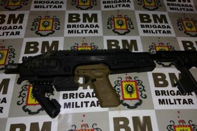 Pistola com kit roni apreendida após tiroteio com a Brigada Militar.