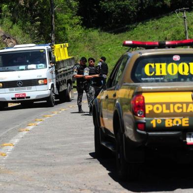  MONTE BELO DO SUL, RS, BRASIL, 08/02/2018.Brigada Militar e PRF seguem as buscas em Monte Belo do Sul, aos assaltantes que atacaram carro-forte na manhã de terça-feira (06/02). (Porthus Junior/Agência RBS)