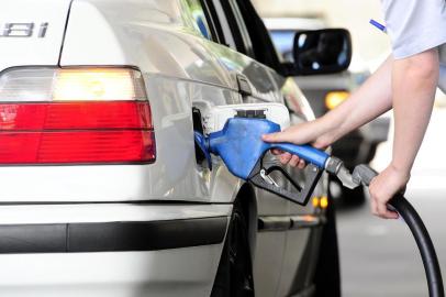  CAXIAS DO SUL, RS, BRASIL, 07/02/2015. Caxienses organizam protesto contra aumento da gasolina. Grupo percorreu três postos da cidade abastecendo menos de 0,50 em cada carro. (Porthus Junior/Pioneiro)