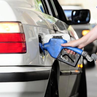  CAXIAS DO SUL, RS, BRASIL, 07/02/2015. Caxienses organizam protesto contra aumento da gasolina. Grupo percorreu três postos da cidade abastecendo menos de 0,50 em cada carro. (Porthus Junior/Pioneiro)