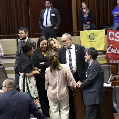 oposição no plenário na madrugada desta quinta-feira