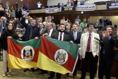 Deputados de situação comemoram a adesão ao regime de recuperação fiscal do governo federal, proposta do governo de José Ivio Sartori, na Assembleia, na madrugada de quinta-feira (8).