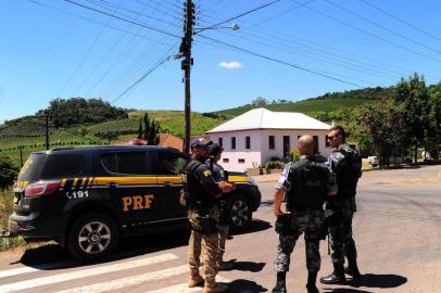 MONTE BELO DO SUL, RS, BRASIL, 08/02/2018.Brigada Militar e PRF seguem as buscas em Monte Belo do Sul, aos assaltantes que atacaram carro-forte na manhã de terça-feira (06/02). Buscas na localidade 80 da Leopoldina, em Monte Belo. (Porthus Junior/Agência RBS)