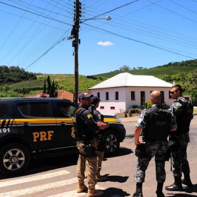 MONTE BELO DO SUL, RS, BRASIL, 08/02/2018.Brigada Militar e PRF seguem as buscas em Monte Belo do Sul, aos assaltantes que atacaram carro-forte na manhã de terça-feira (06/02). Buscas na localidade 80 da Leopoldina, em Monte Belo. (Porthus Junior/Agência RBS)