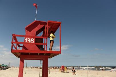  TRAMANDAÍ e IMBÉ RS  BRASIL, 08-02-2018. Local próximo de onde o mar encontra o rio Tramandaí é um dos que mais registrou salvamentos neste verão. Preocupados, guarda-vidas instalaram placas de alerta sobre o risco de morte. Bem na divisa com Imbé, no entorno da guarita 136, acontecem os principais salvamentos. A partir dessa área os guarda-vidas realizam treinamentos para tirar os banhistas em apuros do mar. (FOTOS: CARLOS MACEDO/AGÊNCIA RBS)