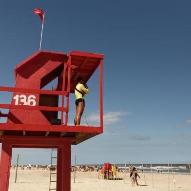  TRAMANDAÍ e IMBÉ RS  BRASIL, 08-02-2018. Local próximo de onde o mar encontra o rio Tramandaí é um dos que mais registrou salvamentos neste verão. Preocupados, guarda-vidas instalaram placas de alerta sobre o risco de morte. Bem na divisa com Imbé, no entorno da guarita 136, acontecem os principais salvamentos. A partir dessa área os guarda-vidas realizam treinamentos para tirar os banhistas em apuros do mar. (FOTOS: CARLOS MACEDO/AGÊNCIA RBS)