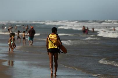  TRAMANDAÍ e IMBÉ RS  BRASIL, 08-02-2018. Local próximo de onde o mar encontra o rio Tramandaí é um dos que mais registrou salvamentos neste verão. Preocupados, guarda-vidas instalaram placas de alerta sobre o risco de morte. Bem na divisa com Imbé, no entorno da guarita 136, acontecem os principais salvamentos. A partir dessa área os guarda-vidas realizam treinamentos para tirar os banhistas em apuros do mar. (FOTOS: CARLOS MACEDO/AGÊNCIA RBS)