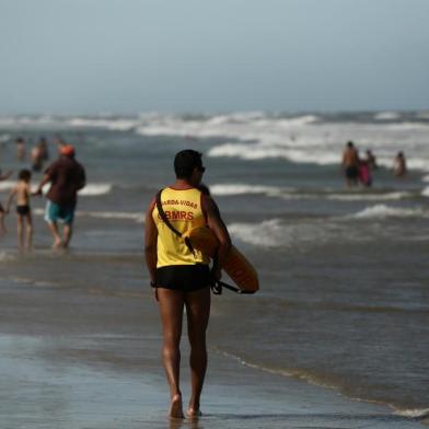  TRAMANDAÍ e IMBÉ RS  BRASIL, 08-02-2018. Local próximo de onde o mar encontra o rio Tramandaí é um dos que mais registrou salvamentos neste verão. Preocupados, guarda-vidas instalaram placas de alerta sobre o risco de morte. Bem na divisa com Imbé, no entorno da guarita 136, acontecem os principais salvamentos. A partir dessa área os guarda-vidas realizam treinamentos para tirar os banhistas em apuros do mar. (FOTOS: CARLOS MACEDO/AGÊNCIA RBS)