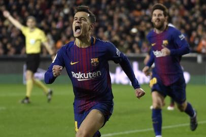  Barcelona's Brazilian midfielder Philippe Coutinho celebrates a goal as Barcelona's Argentinian forward Lionel Messi approaches during the Spanish 'Copa del Rey' (King's cup) second leg semi-final football match between Valencia CF and FC Barcelona at the Mestalla stadium in Valencia on February 8, 2018. / AFP PHOTO /Editoria: SPOLocal: ValenciaIndexador: JOSE JORDANSecao: soccerFonte: AFPFotógrafo: STR