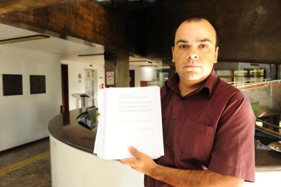  CAXIAS DO SUL, RS, BRASIL (01/02/2018). Robinson Clei Ribeiro protocola documento contra o impeachment do prefeito Daniel Guerra. (Roni Rigon/Pioneiro).