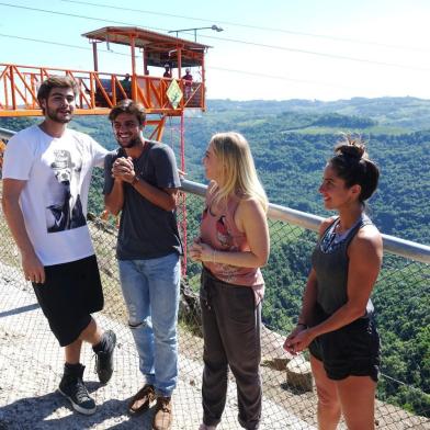 **foto exclusiva para a coluna Sinal Aberto. Neste sábado (10), o Estrelas do Brasil estreia a sua temporada de cinco programas no Rio Grande do Sul. Para começar, Angélica convoca Rafael Vitti, Felipe Simas e Carol Barcellos para conhecerem Bento Gonçalves.