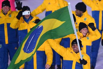  Brazils flagbearer Edson Bindilatti leads the delegation parade during the opening ceremony of the Pyeongchang 2018 Winter Olympic Games at the Pyeongchang Stadium on February 9, 2018. / AFP PHOTO / Roberto SCHMIDTEditoria: SPOLocal: PyeongchangIndexador: ROBERTO SCHMIDTSecao: sports eventFonte: AFPFotógrafo: STF