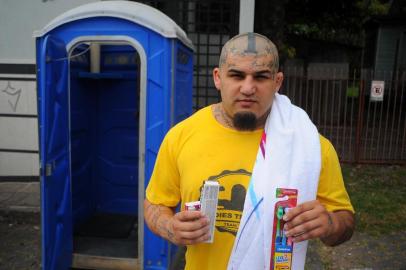  CAXIAS DO SUL, RS, BRASIL 09/02/2018O empresário e lutador Anderson Tomé vai oferecer Banho solidário para moradores de rua. O Banheiro químico foi instalado em frente a sua acadêmia no centro de Caxias do Sul. (Felipe Nyland/Agêcia RBS)