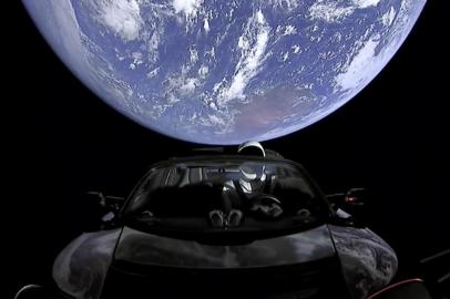 Elon Musk lança carro espacial