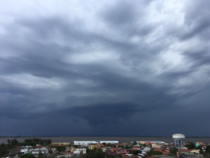 Temporal acompanhado de vento forte causa transtornos em Caxias do