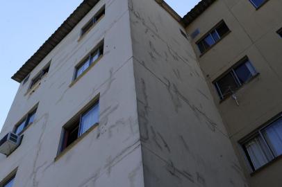  SAPUCAIA DO SUL,RS,BRASIL.2018-02-06.Condominio Altos da Theodomiro I, com apartaemntos com rachaduras, solo cedendo,ferrugem nos pés da caixa d´agua, o predios teias de aranha com as marcas das rachaduras.(RONALDO BERNARDI/AGENCIA RBS).