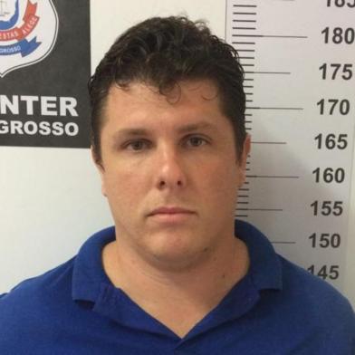 Policiais civis de Mato Grosso prenderam o foragido Douglas Faoro de Castro, que foi condenado a mais de 7 anos de prisão pela morte do policial civil Luis Antonio Medeiro de Matos em 2011.