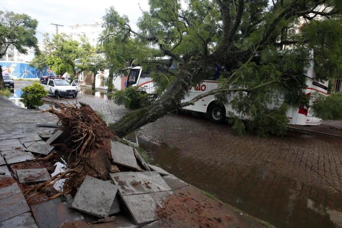 Temporal acompanhado de vento forte causa transtornos em Caxias do