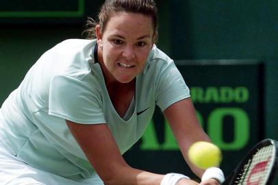 Lindsay Davenport of the US reaches for her return shot to Anne Kremer of Luxemborg during their second round match  25 March 2000  at the Ericsson Open on Key Biscayne, FL. Davenport won in straight sets 6-1, 6-2.  (ELECTRONIC IMAGE)  AFP PHOTO/Robert SULLIVAN Fonte: AFP Fotógrafo: ROBERT SULLIVAN