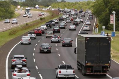  PORTO ALEGRE, RS, BRASIL 09/02/2018 - Movimento na Freeway em direção ao litoral - Feriado de Carnaval. (FOTO: ROBINSON ESTRÁSULAS/AGÊNCIA RBS)