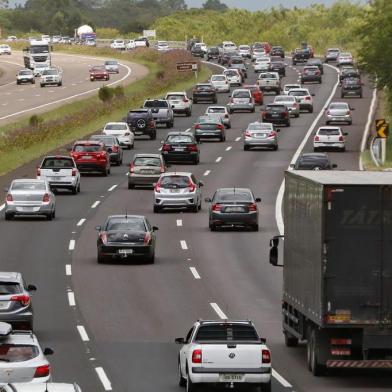  PORTO ALEGRE, RS, BRASIL 09/02/2018 - Movimento na Freeway em direção ao litoral - Feriado de Carnaval. (FOTO: ROBINSON ESTRÁSULAS/AGÊNCIA RBS)