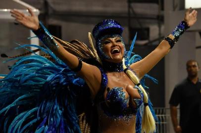  A reveller of the Rosas de Ouro samba school performs during the first night of carnival in Sao Paulo, Brazil, at the city's Sambadrome early on February 10, 2018. / AFP PHOTO / Nelson ALMEIDAEditoria: ACELocal: Sao PauloIndexador: NELSON ALMEIDASecao: culture (general)Fonte: AFPFotógrafo: STF