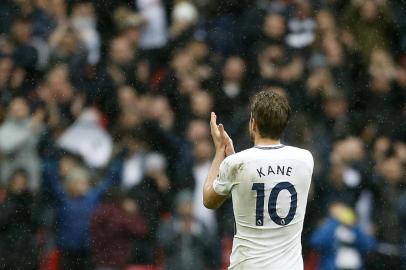 Tottenham Hotspurs English striker Harry Kane (R) celebrates scoring the opening goal with Tottenham Hotspurs English midfielder Dele Alli (L) during the English Premier League football match between Tottenham Hotspur and Arsenal at Wembley Stadium in London, on February 10, 2018. / AFP PHOTO / Adrian DENNIS / RESTRICTED TO EDITORIAL USE. No use with unauthorized audio, video, data, fixture lists, club/league logos or live services. Online in-match use limited to 75 images, no video emulation. No use in betting, games or single club/league/player publications.  /