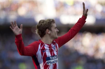 Atletico Madrids French forward Antoine Griezmann reacts during the Spanish league football match between Malaga CF and Club Atletico de Madrid at La Rosaleda stadium in Malaga on February 10, 2018. / AFP PHOTO / JORGE GUERRERO