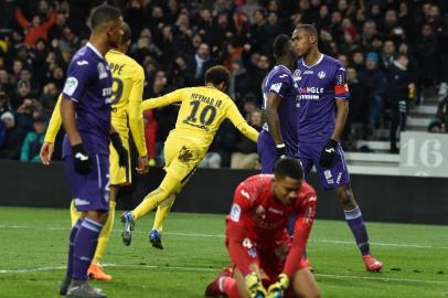 Paris Saint-Germains Brazilian forward Neymar Jr (Rear C) celebrates opening the scoring during the French L1 football match between Toulouse (TFC) and Paris Saint-Germain (PSG) on February 10, 2018 at the Municipal stadium in Toulouse.  / AFP PHOTO / PASCAL PAVANI