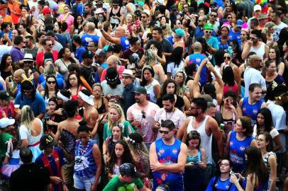  CAXIAS DO SUL, RS, BRASIL, 10/02/2018. Carnaval do Acadêmicos do Luizinho, organizado pelo Bar do Luizinho, animou quem foi à Rua Jacob Luchesi, em frente ao Ceasa Serra. (Diogo Sallaberry/Agência RBS)