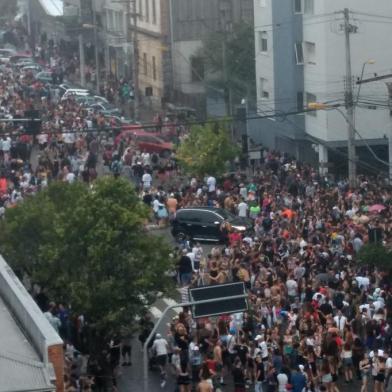 Bloco Raiz atrai foliões em São Pelegrino; porém, como não estava previsto, gerou reclamações.