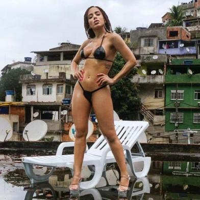 Anitta no clipe Vai Maladnra