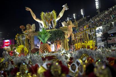  Revellers of the Sao Clemente perform on the first night of Rio's Carnival at the Sambadrome in Rio de Janeiro, Brazil, on February 11, 2018. / AFP PHOTO / Mauro PIMENTELEditoria: ACELocal: Rio de JaneiroIndexador: MAURO PIMENTELSecao: culture (general)Fonte: AFPFotógrafo: STF