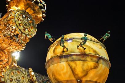  Revellers of the Vila Isabel samba school perform on the first night of Rio's Carnival at the Sambadrome in Rio de Janeiro, Brazil, on February 11, 2018. / AFP PHOTO / Carl DE SOUZAEditoria: ACELocal: Rio de JaneiroIndexador: CARL DE SOUZASecao: culture (general)Fonte: AFPFotógrafo: STF