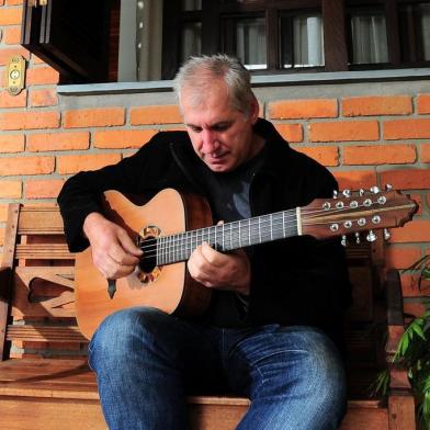  CAXIAS DO SUL, RS, BRASIL, 25/04/2017. Em sua casa em Ana Rech, o violonista caxiense Valdir Verona fala sobre o lançamento do álbum O Violeiro e o Poeta, em parceria com o poeta Juarez Machado de Farias. (Diogo Sallaberry/Agência RBS)