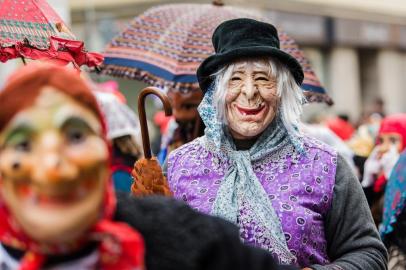  Dressed-up people take part in a carnival parade on Rose Monday on February 12, 2018 in Duesseldorf, western Germany. / AFP PHOTO / Patrik STOLLARZEditoria: ACELocal: WurzburgIndexador: NICOLAS ARMERSecao: culture (general)Fonte: dpaFotógrafo: STR