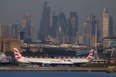 Aeroporto de Londres é fechado após descoberta de bomba da Segunda Guerra / AFP PHOTO / Daniel LEAL-OLIVAS