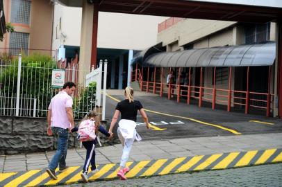  CAXIAS DO SUL, RS, BRASIL, 12/02/2018. Movimento calmo no retorno às aulas do Colégio São José, em que é feita uma fila de cones para o desembarque de alunos. (Diogo Sallaberry/Agência RBS)