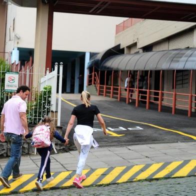  CAXIAS DO SUL, RS, BRASIL, 12/02/2018. Movimento calmo no retorno às aulas do Colégio São José, em que é feita uma fila de cones para o desembarque de alunos. (Diogo Sallaberry/Agência RBS)