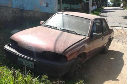 Monza furtado em Porto Alegre e abandonado em Viamão foi depenado durante uma semana na rua.