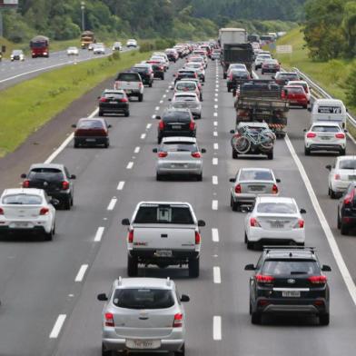  PORTO ALEGRE, RS, BRASIL 09/02/2018 - Movimento na Freeway em direção ao litoral - Feriado de Carnaval. (FOTO: ROBINSON ESTRÁSULAS/AGÊNCIA RBS)