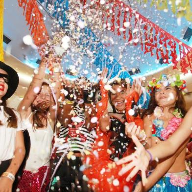 Conforme combinado segue as fotos do carnaval do Grêmio Náutico União. O Baile de Carnaval Infantil foi um sucesso reuniu cerca de 3mil pessoas e lotou o Salão de Festas da sede Alto Petrópolis.