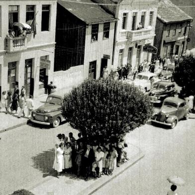 Avenida Júlio de Castilhos, entre as ruas Garibaldi e Visconde de pelotas, em meados dos anos 1940. na imagem aparecem o velho Mercadinho do Povo, instalado em um casarão de madeira de 1880 (a quarta casa a partir da esquerda). 