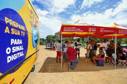 PORTO ALEGRE, RS, BRASIL, 14/01/2018 - A Caravana da TV Digital esteve na Lomba do Pinheiro neste domingo. Moradores da comunidade agendaram a retirada do kit gratuito de conversor de sinal digital. (Foto: André Feltes / Especial)