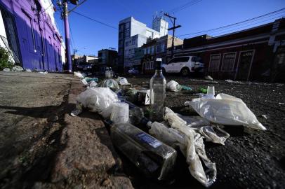  PORTO ALEGRE,RS,BRASIL.2018-02-13.Moradores da cidade baixa não conseguiram dormir esta noite, devido ao som em volume alto, e que restou foi muito lixo,garrafas quebradas.(RONALDO BERNARD/AGENCIA RBS).