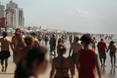  TRAMANDAÍ, RS, BRASIL, 13-02-2018:  Praia lotada no último dia do feriadão de Carnaval. (FOTOS: CARLOS MACEDO/AGÊNCIA RBS)